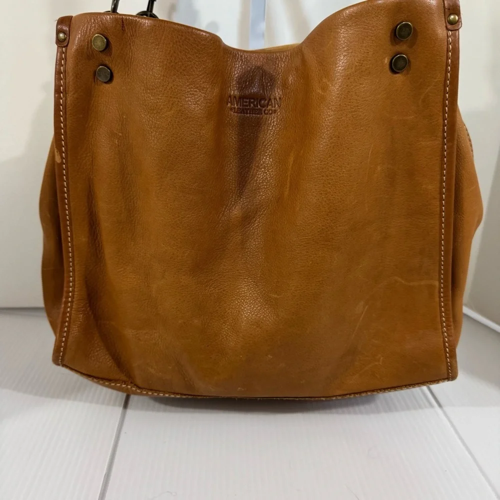 86. Women’s American Leather Co. Elegant Tan Leather Shoulder Bag